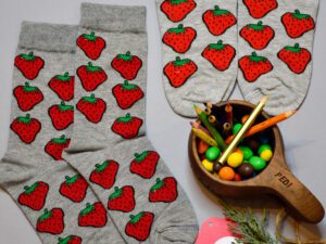 جوراب ساقدار و مچی طرح توت فرنگی برند پاتوک پاتوک